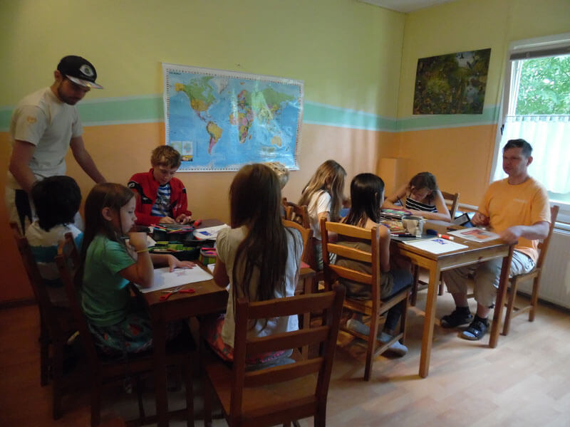 Englischunterricht im Tagescamp an der Ostsee im Sommer