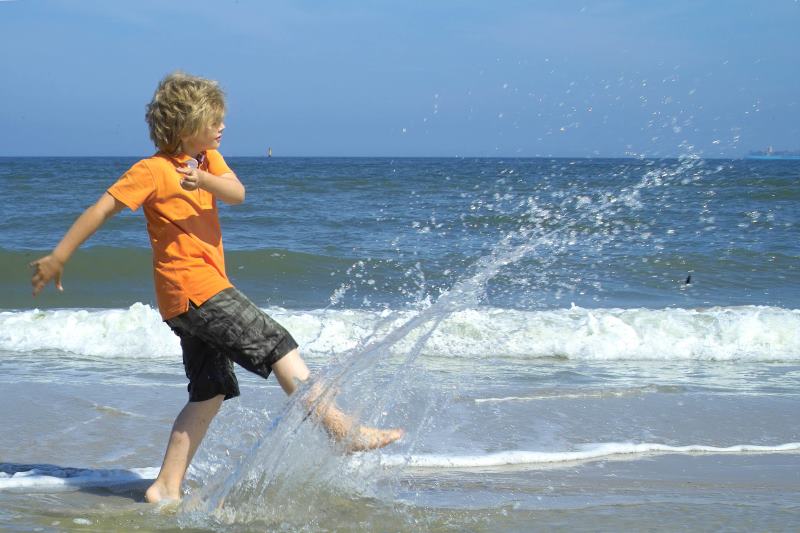 Kind spielt am atlantischen Ozean