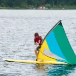 junge-steht-auf-dem-surfbrett-im-englisch-surfcamp