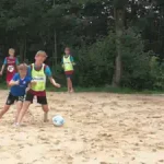 in-der-freizeit-ein-bisschen-strandfussball-im-fussballcamp