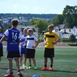 mannschaftsbesprechung-auf-dem-trainingsplatz-im-fussballcamp-nrw-sommerferien