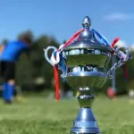 ein-pokal-fuer-das-fussballcamp-im-ostercamp-fussball