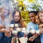 alles-trifft-sich-am-grillplatz-zum-marshmallow-essen