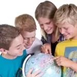 kinder-schauen-sich-einen-globus-an-im-englisch-camp