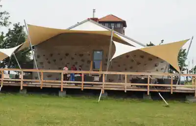 freizeitbeschaeftigung-mit-fussballkicker-bouldern-chillen-in-schubystrand