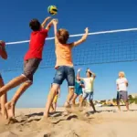 im-sprachcamp-englisch-spiele-wir-viel-beachvolleyball-am-strand