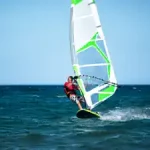 ein-junge-steht-auf-dem-surfbrett-im-wind-im-surfcamp-ostsee