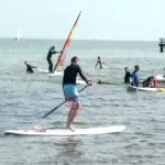 sup-fahren-im-surf-ferienlager-am-schubystrand