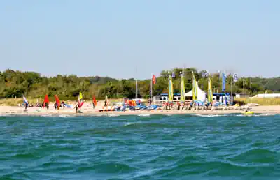 die-surfschule-am-strand-der-ostsee-fuer-unser-sprachcamp