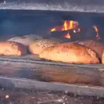 brot-backen-im-holzbackofen-im-baernhofcamp-gussow