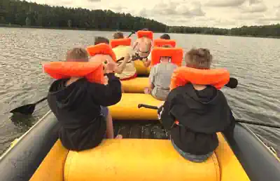 freizeit-mit-dem-schlauchboot-ueber-den-braunsteich