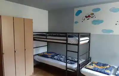 unsere-zimmer-sind-ausgestattet-mit-betten-und-doppelstockbetten