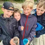 die-kinder-zeigen-den-selbstgauten-wasser-filter-im-englisch-camp