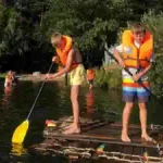 nach-dem-flossbau-geht-es-raus-auf-den-see-im-sommercamp-englisch