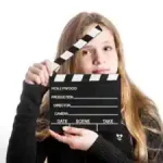 maedchen-mit-filmklappe-im-englisch-film-camp