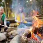 an-einem-lagerfeuer-machen-wir-uns-ein-paar-marshmallow-zum-geniessen