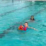 kinder-schwimmen-im-pool-mit-unserer-wasserolympiade-im-camp