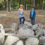 zwei-jungen-spielen-in-der-freizeit-auf-unserem-parkour-im-sommer-ferienlager