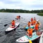 unsere-kinder-sind-alle-begeistert-vom-Stand-Up-Paddeln-im-wassersport-camp