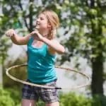 ein-kind-uebt-und-trainirt-mit-einem-hula-hoop