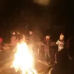 lagerfeuer-mit-allen-jugendlichen-und-geangeltem-fisch