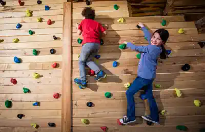 klettern-an-der-boulderwand-in-den-ferien-auf-dem-reiterhof