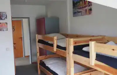 ein-zimmer-mit-doppelstockbetten-in-schuby-strand