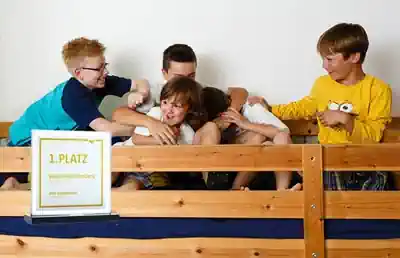 unsere-ferien-kinder-toben-mit-viel-spass-in-ihrem-zimmer