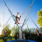 ein-junge-zeigt-uns-am-riesen-trampolin-kunststuecke