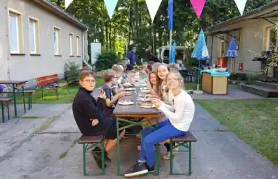 viel-kinder-fruestuecken-an-einer-langen-tafel-im-tauchcamp