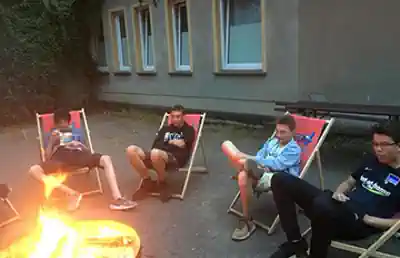 am-abend-sitzt-man-entspannt-am-lagerfeuer